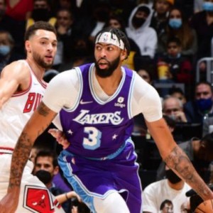 加拿大28-憋屈到情绪失控！戴维斯遭疯狂包夹 湖人无力应对